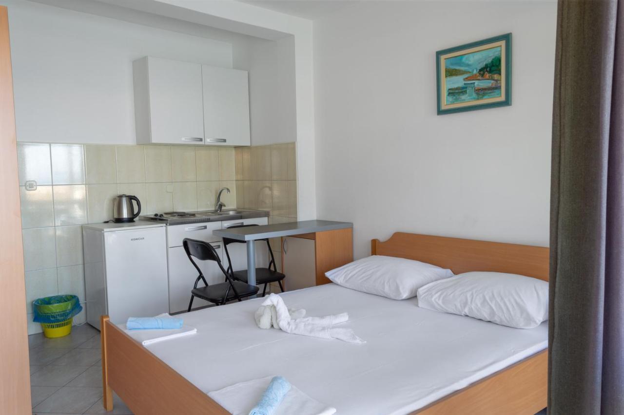 Apartments Ivica - Beachfront Drvenik  Eksteriør bilde